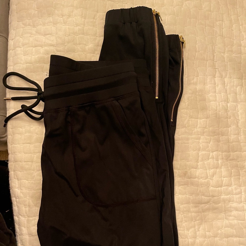 ZYIA black Peak Zipper Jogger